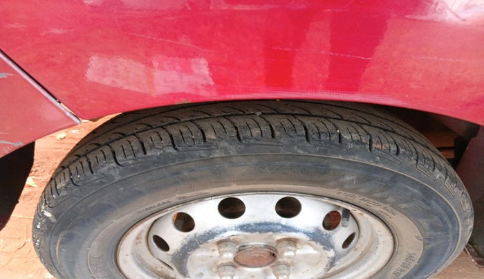 2016 Hyundai Eon ERA + LPG, Petrol, Manual, 1,95,099 km, tyre