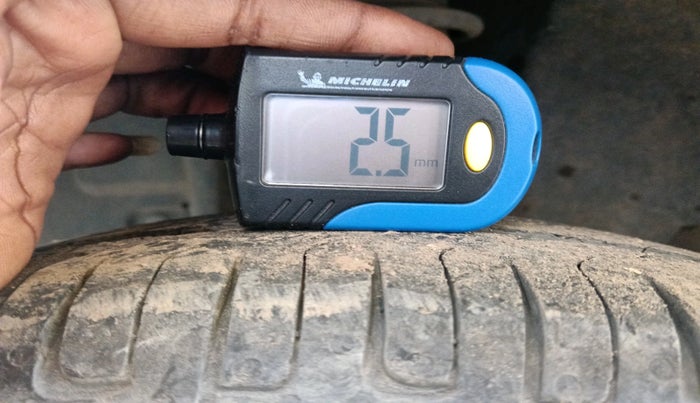 2016 Renault Kwid RXT 1.0, Petrol, Manual, 75,184 km, tyre