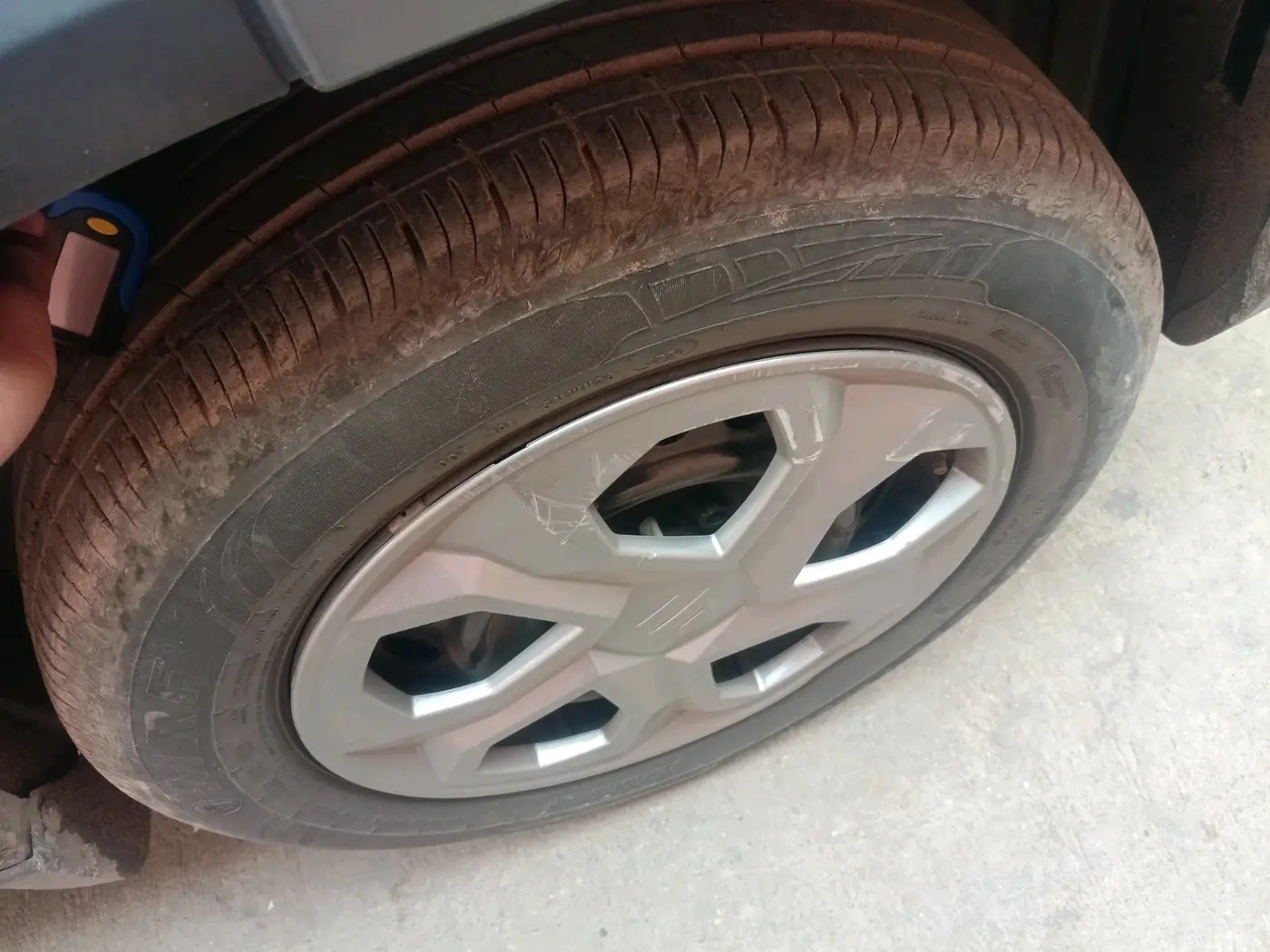 2024 Maruti BREZZA LXI S- CNG, Petrol, Manual, 31,357 km, tyre