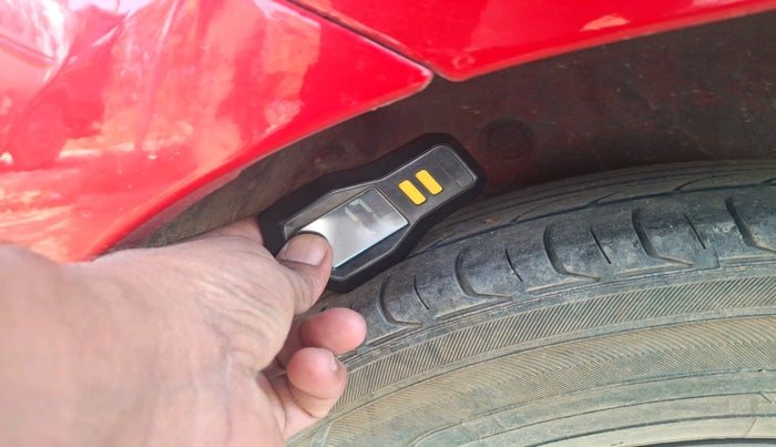 2013 Hyundai i10 MAGNA 1.2, Petrol, Manual, 1,02,753 km, tyre