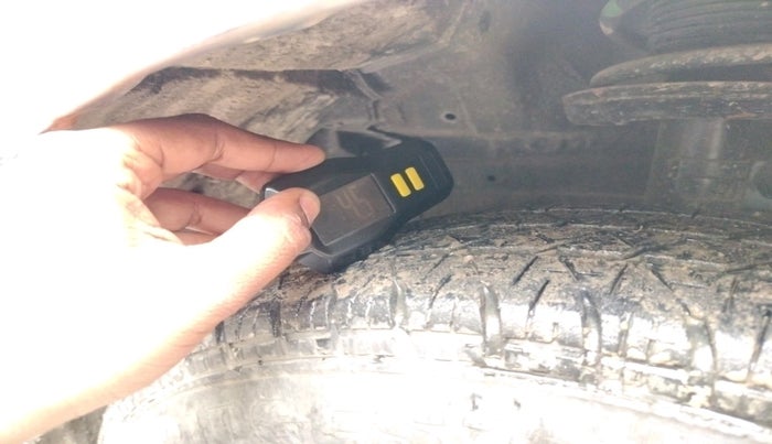 2015 Maruti Swift VXI, Petrol, Manual, 1,38,328 km, tyre