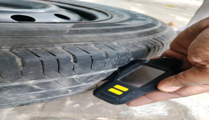 2015 Maruti Swift VXI, Petrol, Manual, 1,38,328 km, tyre