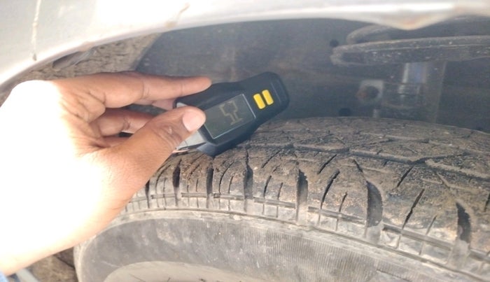 2015 Maruti Swift VXI, Petrol, Manual, 1,38,328 km, tyre