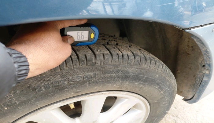 2014 Toyota Innova 2.5 VX 8 STR, Diesel, Manual, 2,30,000 km, tyre