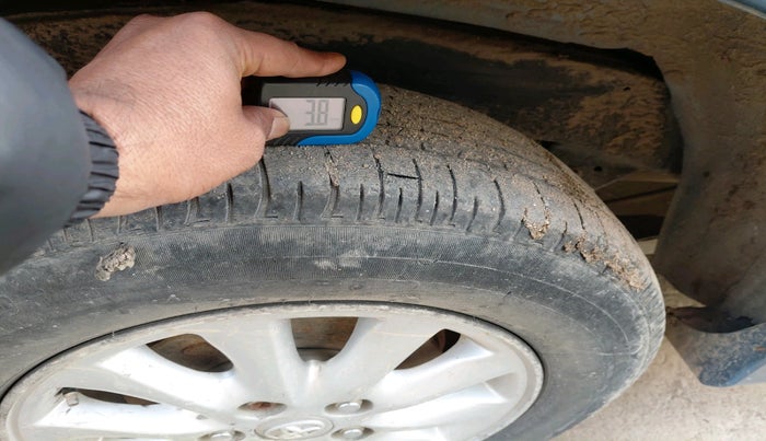 2014 Toyota Innova 2.5 VX 8 STR, Diesel, Manual, 2,30,000 km, tyre