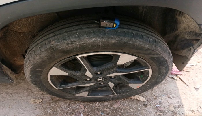 2022 Tata PUNCH CREATIVE  1.2 RTN DUAL TONE, Petrol, Manual, 32,441 km, tyre