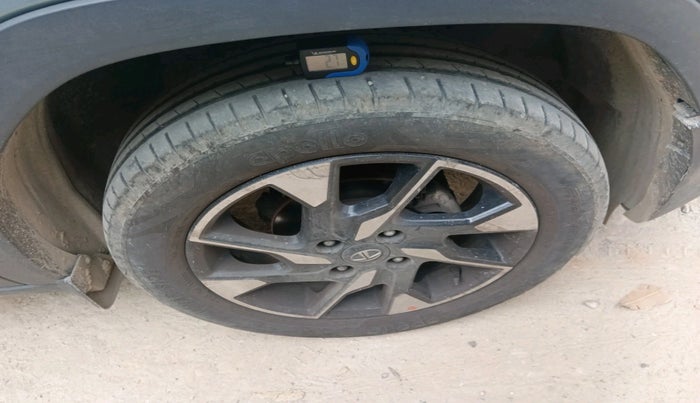 2022 Tata PUNCH CREATIVE  1.2 RTN DUAL TONE, Petrol, Manual, 32,441 km, tyre