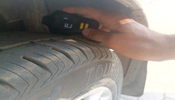 2011 Toyota Etios V, Petrol, Manual, 1,63,164 km, tyre