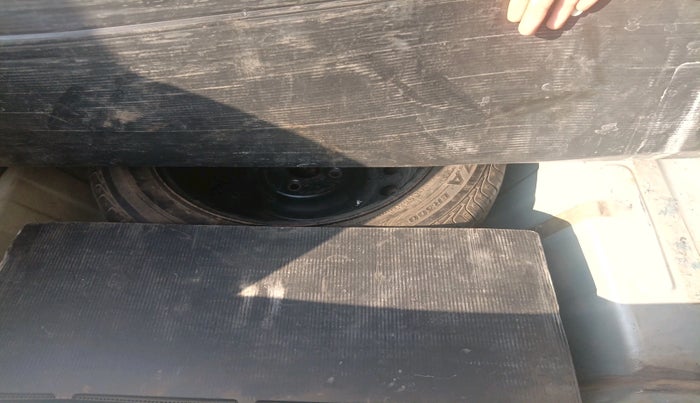 2011 Toyota Etios V, Petrol, Manual, 1,63,164 km, tyre