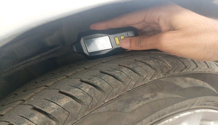 2011 Toyota Etios V, Petrol, Manual, 1,63,164 km, tyre