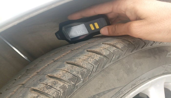 2011 Toyota Etios V, Petrol, Manual, 1,63,164 km, tyre