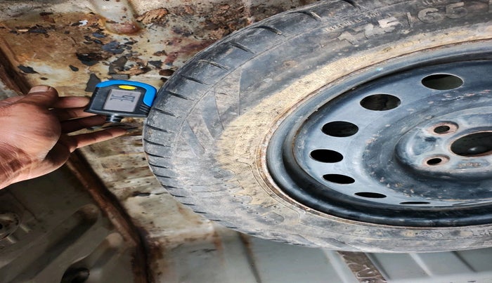 2011 Toyota Etios J, Petrol, Manual, 1,20,392 km, tyre