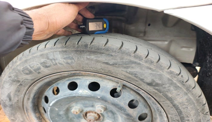 2011 Toyota Etios J, Petrol, Manual, 1,20,392 km, tyre