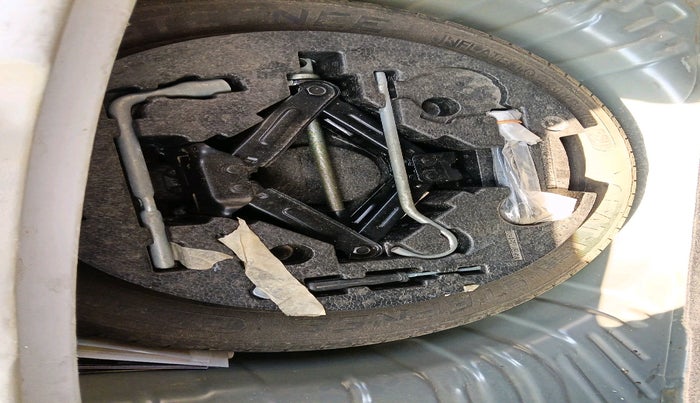 2022 Mahindra XUV300 W6 1.5 Sunroof Diesel, Diesel, Manual, 85,351 km, tyre