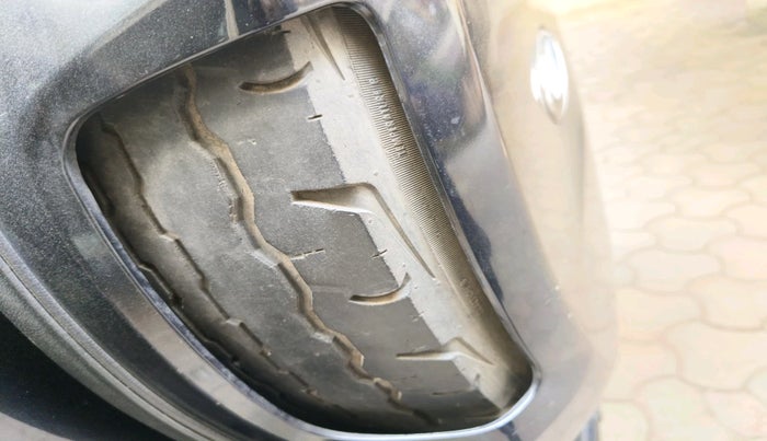 2016 Mahindra TUV300 T8 AMT, Diesel, Automatic, 1,07,277 km, tyre