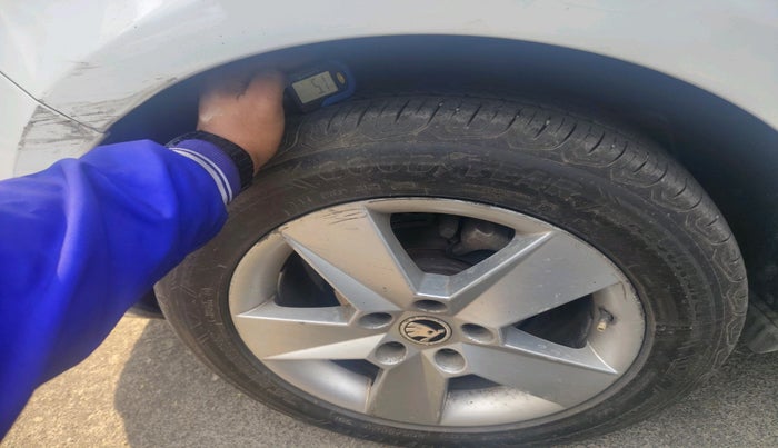 2016 Skoda Octavia AMBITION 1.4 TSI, Petrol, Manual, 1,06,063 km, tyre