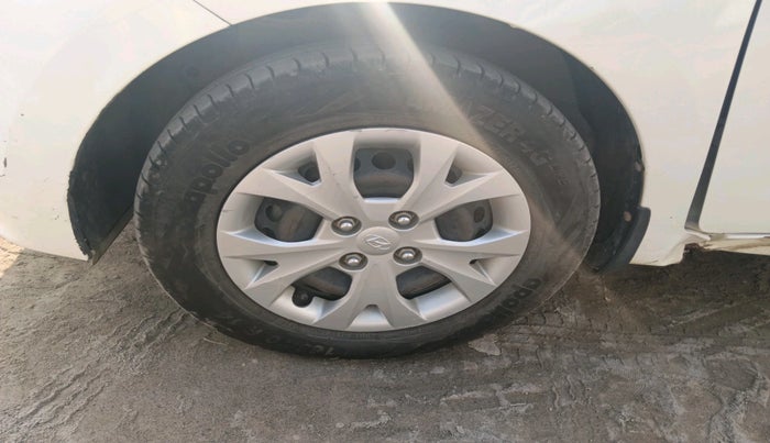 2015 Hyundai Grand i10 MAGNA 1.2 KAPPA VTVT, Petrol, Manual, 1,08,146 km, tyre