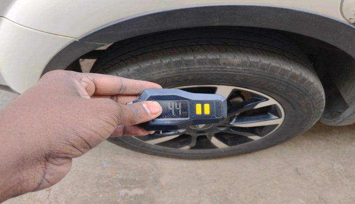 2018 Mahindra XUV500 W11 AT, Diesel, Automatic, 1,07,913 km, tyre