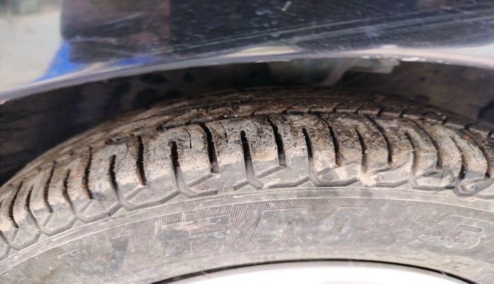 2012 Hyundai i10 MAGNA 1.1, Petrol, Manual, 9,49,552 km, tyre