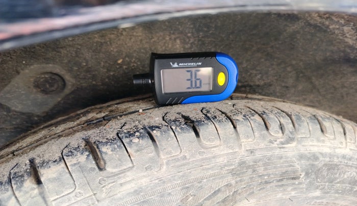 2012 Hyundai i10 MAGNA 1.1, Petrol, Manual, 9,49,552 km, tyre