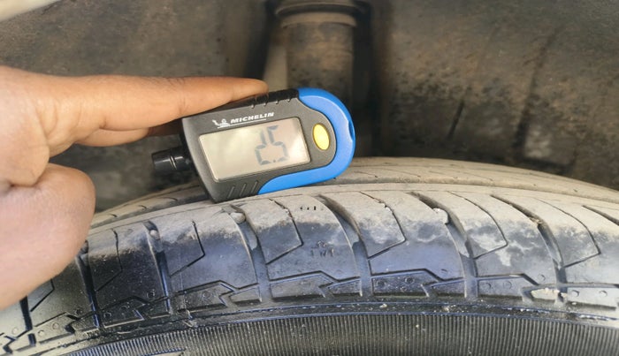 2023 Maruti Swift VXI, Petrol, Manual, 19,996 km, tyre