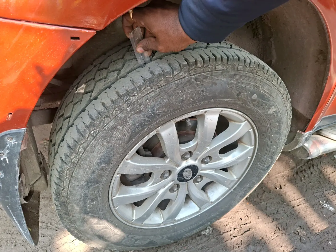 2015 Mahindra XUV500 W8, Diesel, Manual, 1,28,468 km, tyre