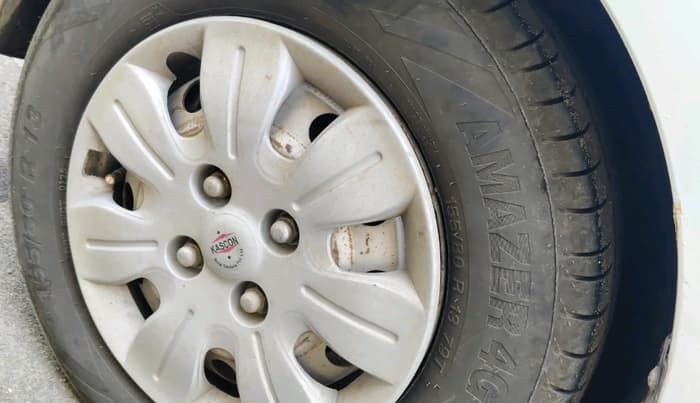 2012 Hyundai i10 ERA 1.1, CNG, Manual, 1,37,673 km, tyre