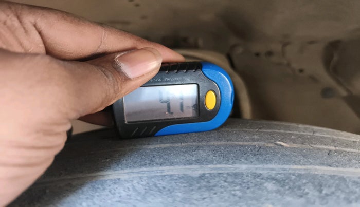 2013 Toyota Innova 2.5 VX 8 STR, Diesel, Manual, 2,33,460 km, tyre