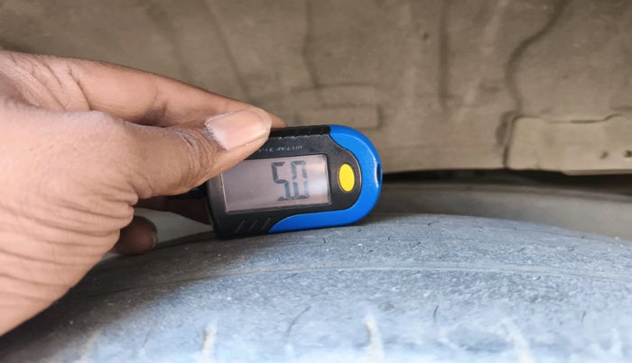 2013 Toyota Innova 2.5 VX 8 STR, Diesel, Manual, 2,33,460 km, tyre