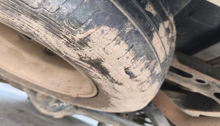 2013 Toyota Innova 2.5 VX 8 STR, Diesel, Manual, 2,33,460 km, tyre