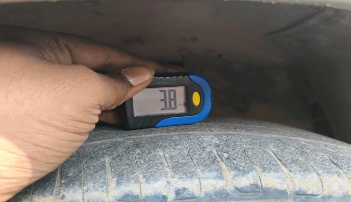 2013 Toyota Innova 2.5 VX 8 STR, Diesel, Manual, 2,33,460 km, tyre