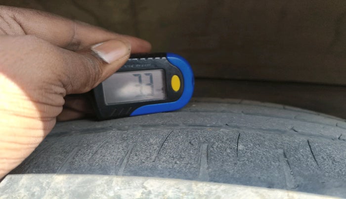 2013 Toyota Innova 2.5 VX 8 STR, Diesel, Manual, 2,33,460 km, tyre