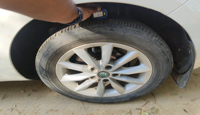 2013 Skoda Octavia ELEGANCE 2.0 TDI AT, Diesel, Automatic, 1,09,469 km, tyre