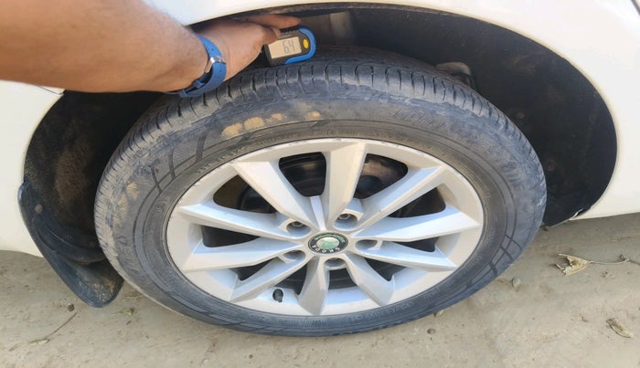 2013 Skoda Octavia ELEGANCE 2.0 TDI AT, Diesel, Automatic, 1,09,469 km, tyre