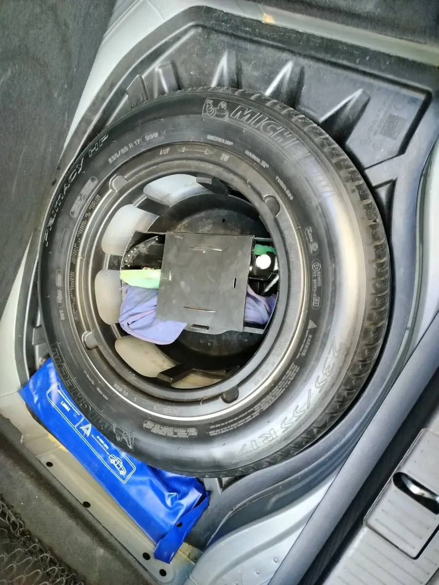 2010 Mercedes Benz S Class 350 L, Petrol, Automatic, 1,09,193 km, tyre