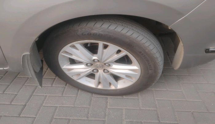 2016 Toyota Innova Crysta 2.8 ZX AT 7 STR, Diesel, Automatic, 99,430 km, tyre