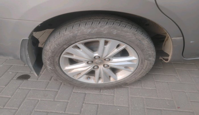 2016 Toyota Innova Crysta 2.8 ZX AT 7 STR, Diesel, Automatic, 99,430 km, tyre