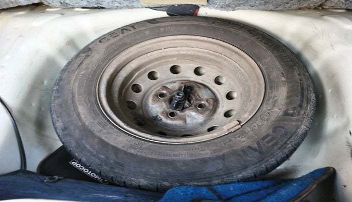 2013 Hyundai Eon ERA +, Petrol, Manual, 98,824 km, tyre