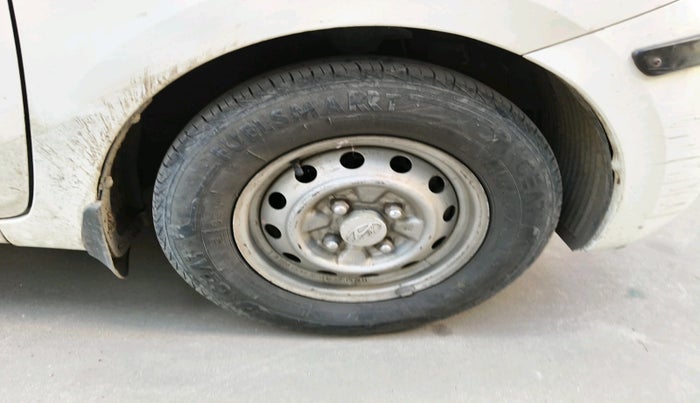 2013 Hyundai Eon ERA +, Petrol, Manual, 98,824 km, tyre