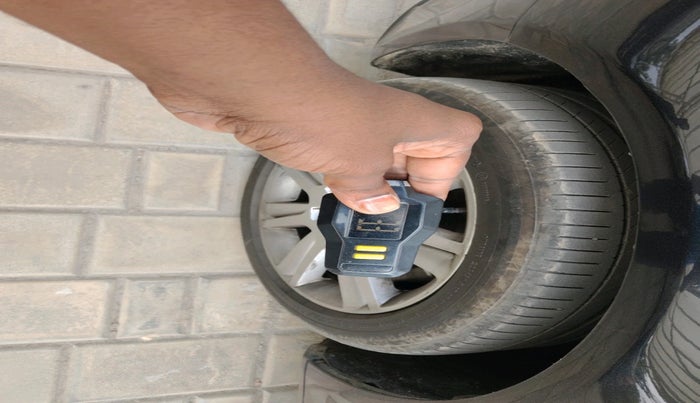 2011 Audi A4 2.0 TFSI, Petrol, Automatic, 1,17,951 km, tyre