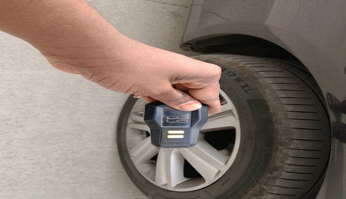 2011 Audi A4 2.0 TFSI, Petrol, Automatic, 1,17,951 km, tyre