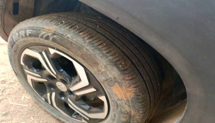 2022 Maruti BREZZA VXI AT SMART HYBRID, Petrol, Automatic, 26,900 km, tyre