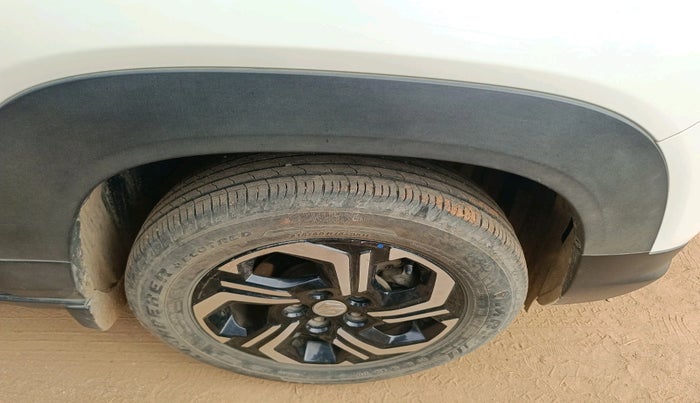 2022 Maruti BREZZA VXI AT SMART HYBRID, Petrol, Automatic, 26,900 km, tyre