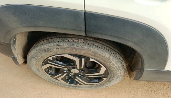 2022 Maruti BREZZA VXI AT SMART HYBRID, Petrol, Automatic, 26,900 km, tyre