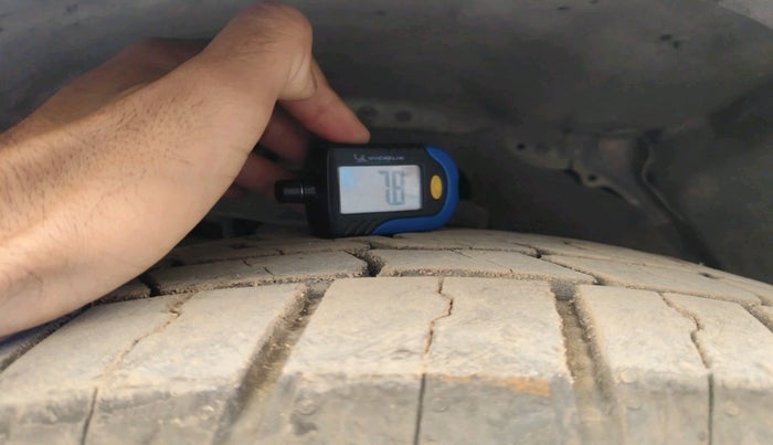 2014 Toyota Fortuner 3.0 4X2 MT, Diesel, Manual, 2,21,629 km, tyre