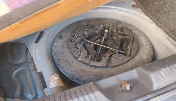 2016 Volkswagen Polo HIGHLINE1.2L, Petrol, Manual, 1,40,000 km, tyre