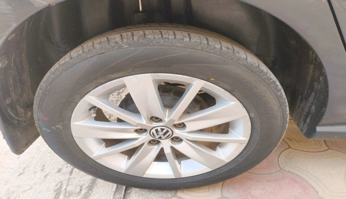 2016 Volkswagen Polo HIGHLINE1.2L, Petrol, Manual, 1,40,000 km, tyre