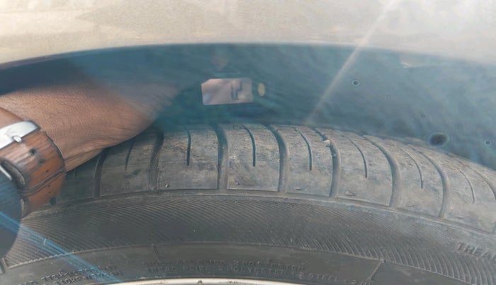 2012 Mercedes Benz E Class 220 CDI AT, Diesel, Automatic, 1,00,425 km, tyre