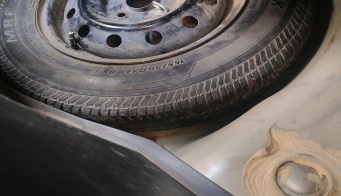 2012 Maruti Swift VXI, Petrol, Manual, 1,06,497 km, tyre