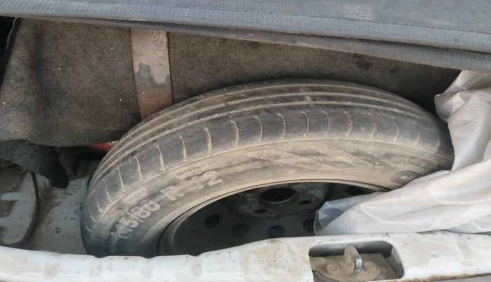 2015 Hyundai Eon ERA +, Petrol, Manual, 1,87,778 km, tyre